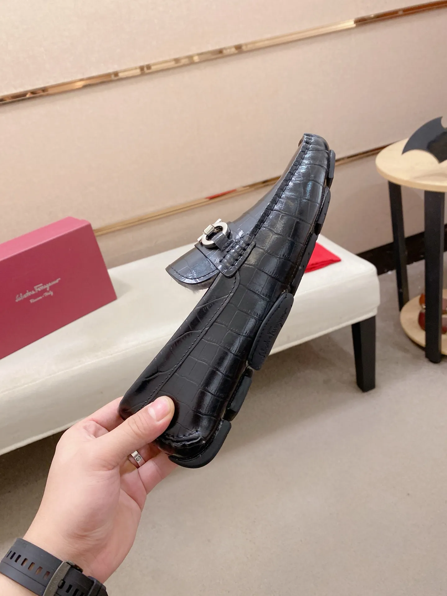 Factory price: 540💰High-end quality! Ferragamo🆕🆕Exclusive hot-selling products in stock🔥🔥New products on the shelves, high-quality Ferragamo men's pea shoes, high-end casual driving shoes, with complete packaging! 💪 💪 Material: imported first-layer cowhide 🐂 + imported high-quality wool lining + wear-resistant outsole 👍🏻👍🏻 Features: high-end and comfortable, purely handmade 🚀 🚀 Create the perfect shoes that suit you best 🔥 🔥 Size: (38-44) 45 standard size can be customized!